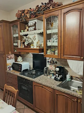 Cucina con elettrodomestici come frigo