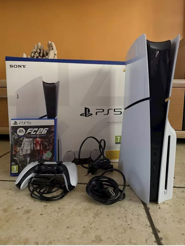 PlayStation 5 con tutti i suoi accessori