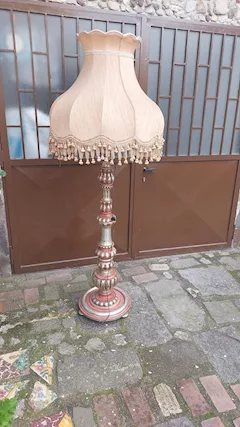 Lampada da terra in legno laccato cappello stoffa