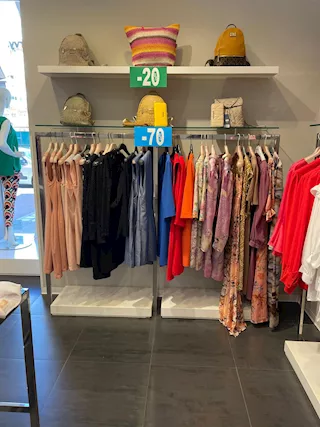 Corner con Stender e Mensole 34672