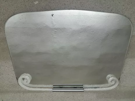 Specchio antico vintage di forma trapezoidale e curva sopra,