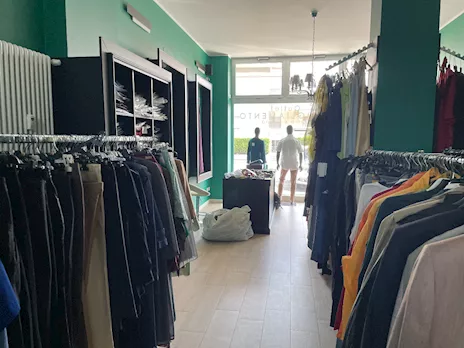 Stock capi di abbigliamento e arredo negozio
