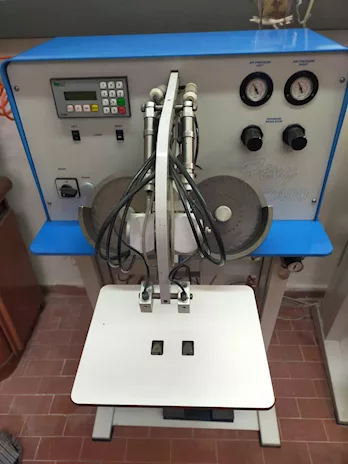 Macchina per applicazione strass e borchie termoadesive