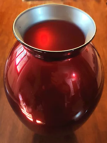 Vaso rosso decorato a mano