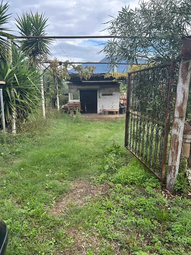 Deposito attrezzi con terreno Via della Caprara a Guidoni