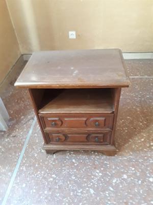 comodino antico. Legno massello.