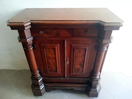 Mobile consolle o porta TV in legno di noce con ruote sotto