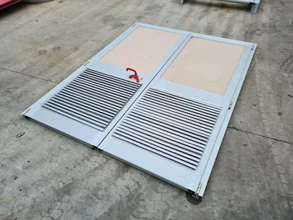 Porta con griglie di aereazione usata