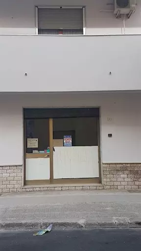 Trepuzzi: Locale Deposito con ampio scoperto