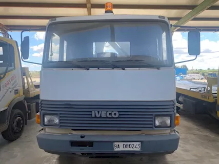 IVECO 135 con gru retrocabina portata 6400kg