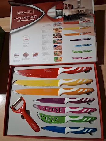 Set 8 pezzi di coltelli da cucina multicolore.