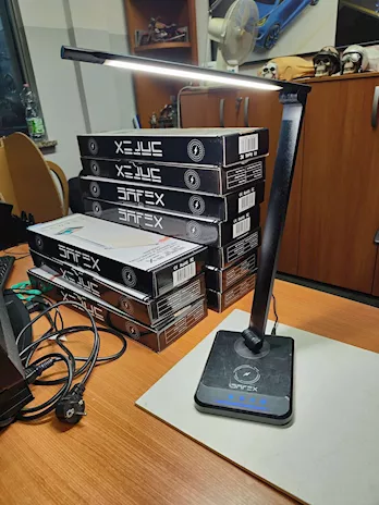 Stock lampade LED da scrivania con caricatore wireless
