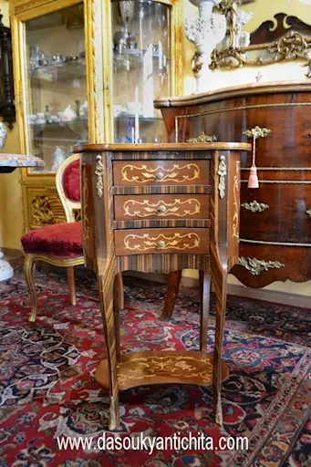Tavolino-comodino a fagiolo con tre cassetti stile Luigi XV