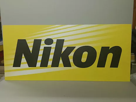 Insegna pubblicitaria Nikon in buone condizioni