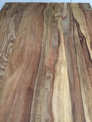 Tavolo in legno naturale