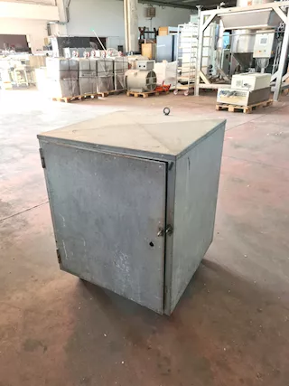 Box porta attrezzi con ruote usato