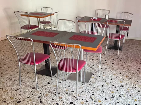 Tavoli e sedie per caffetteria usati