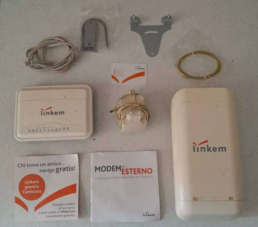 Antenna da esterno e un router da interno di marca Linkem. k