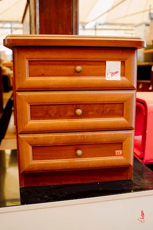 Comodino in Legno con Tre Cassetti - 24593