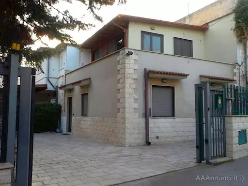 Stanza Singola in Villetta con Parcheggio Privato