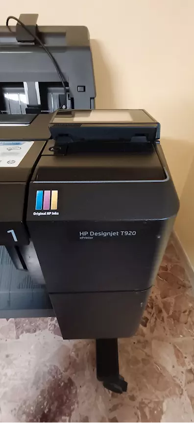 Foto 2Plotter HP DesignJet T920 bianco e nero e a colori