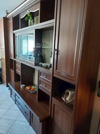 Credenza in legno con vetrinetta