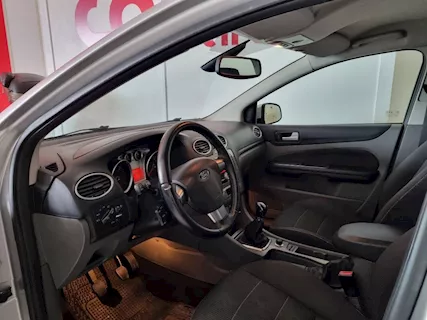 Ford Modello Focus 1.6 TDCI 90 CV SW Anno 2009 Km 180000 Station Wagon - Foto 4