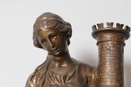 Antica grande scultura in bronzo raffigurante Santa Barbara - Foto 3