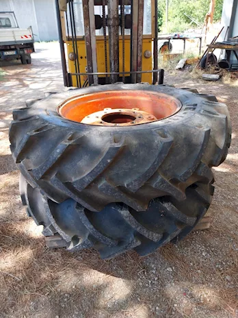 Gomme ant.e post.complete di cerchi-ottime condizioni