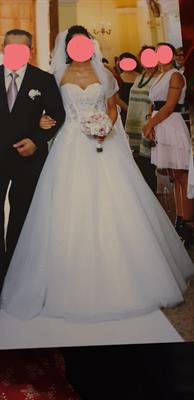 Bellissimo abito da sposa taglia S, completo di accessori.