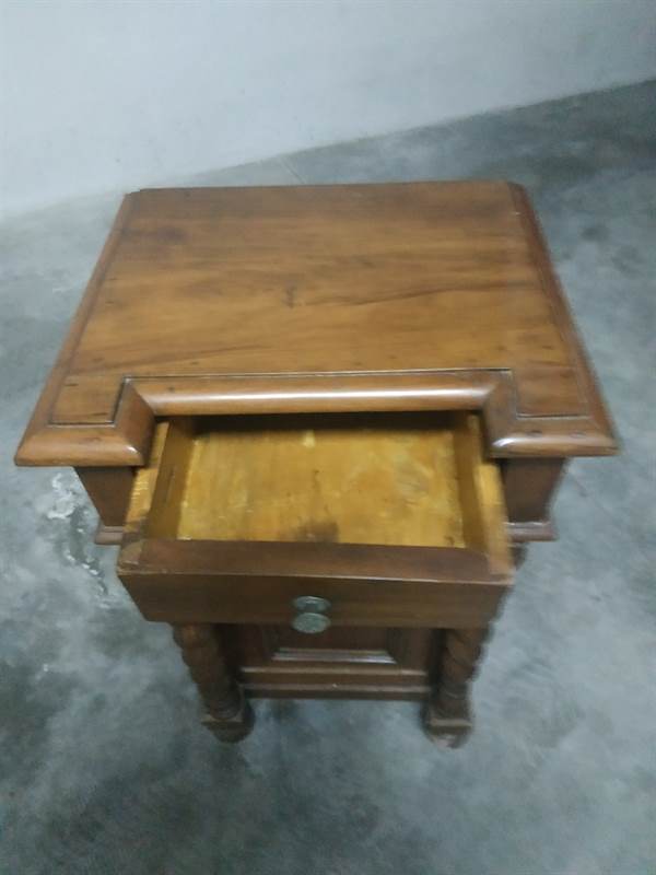 Antico comodino con piano in legno, in buone condizioni
