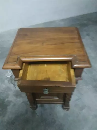 Antico comodino con piano in legno
