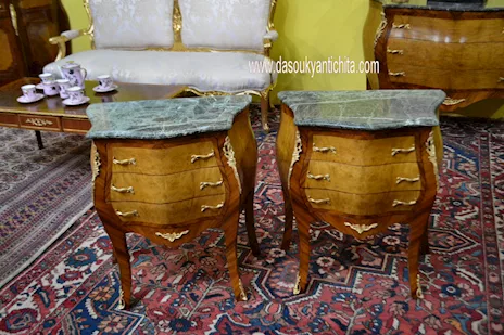 Coppia di comodini stile Luigi XV a tre cassetti