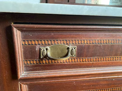 Antico comò con specchiera in legno massello e marmo