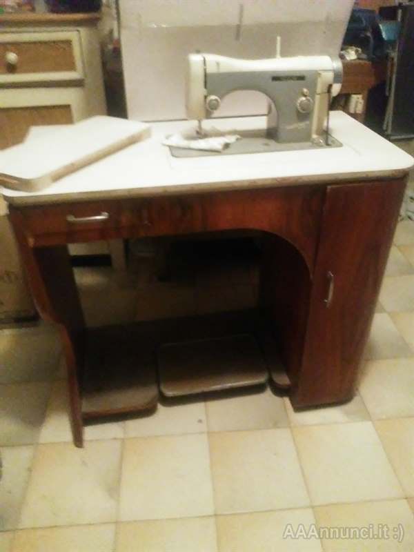 Macchina da cucire con mobiletto
