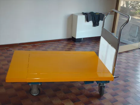 Carrello elevatore a pantografo con ruote