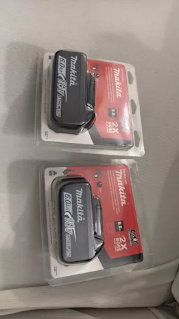 Batterie n. 2 nuove 18V 6Ah + carica batteria LCD con ventola