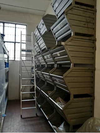 Contenitori in ferro e scaffali - Foto 5