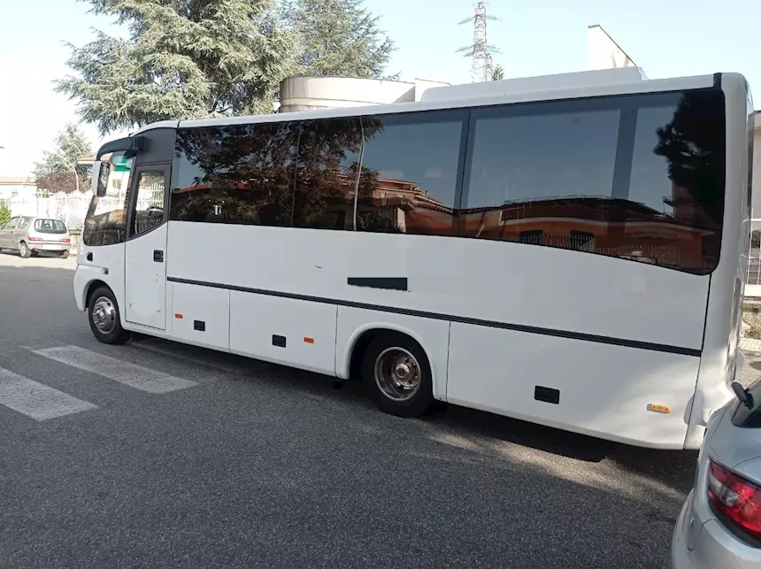 Foto 10BELUGA Mercedes.27 posti - Euro 4 Anno 2007 Km 650000