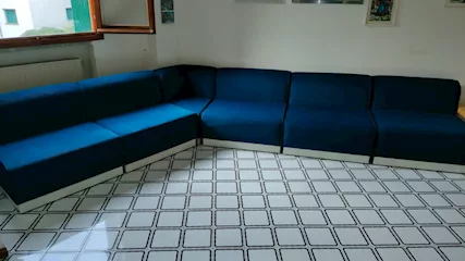 Divano artigianale, rivettatto, vintage