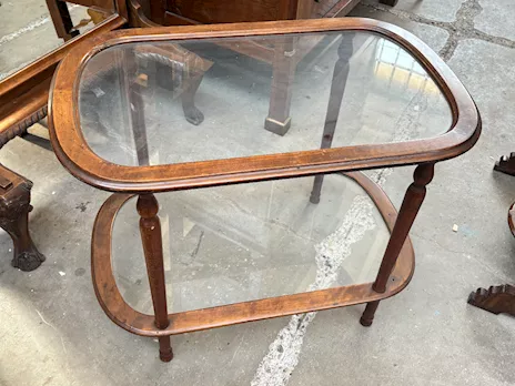 Elegante tavolino antico con doppio ripiano in vetro