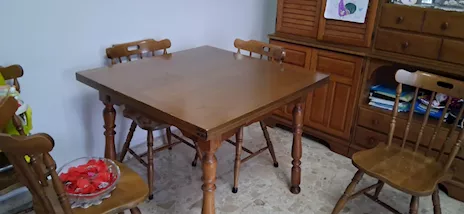 Tavolo soggiorno/pranzo in legno ciliegio di forma quadrata