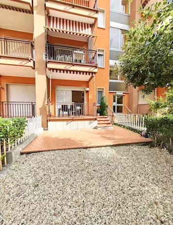 Ampio monolocale con terrazzo, giardino vicino al mare