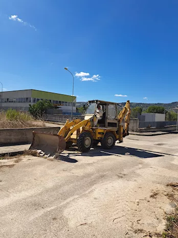Terna 4x4 con benna e forca