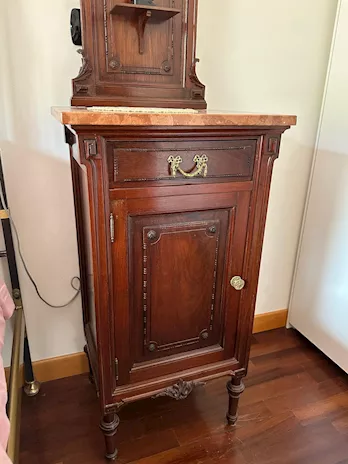 Comodino in massello di mogano, stile Luigi XVI