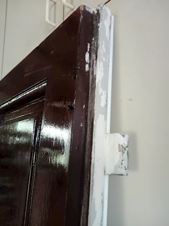Portone in legno di Pino a 2 ante con pannello interno lacca, ottime condizioni - Anteprima 4