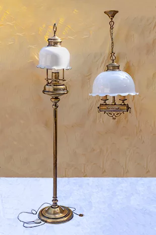 Lampada da terra e lampadario stile Old America