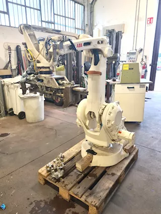 3 robot per movimentazione industriale usati