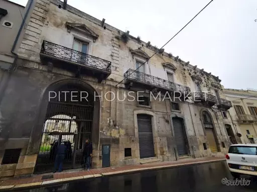 Nobile palazzo in posizione centrale