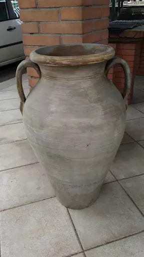 Anfora stile anticato in terracotta.